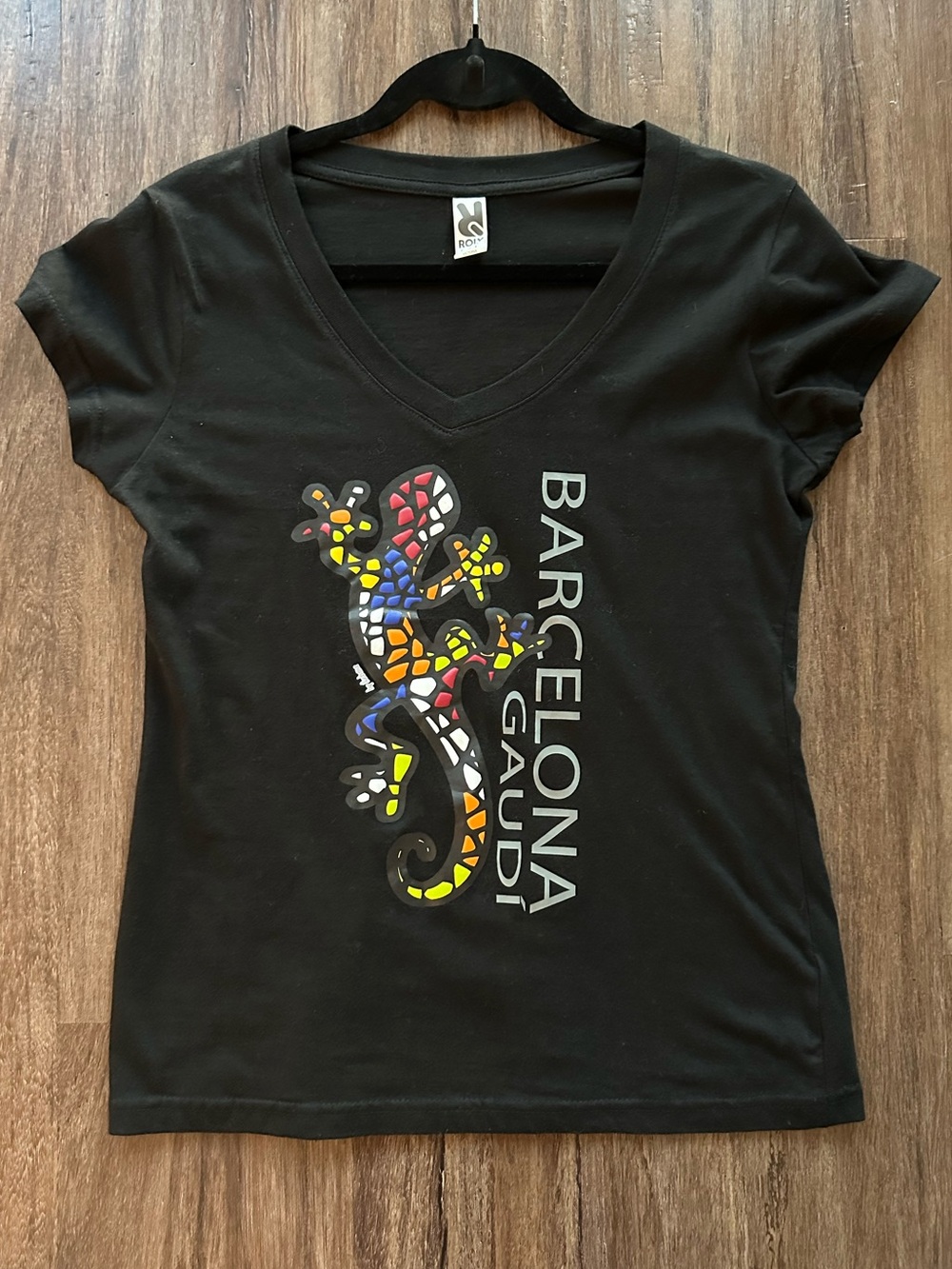 Roly Barcelona Gaudi Mosaic Gecko Tee in Black. Size 8